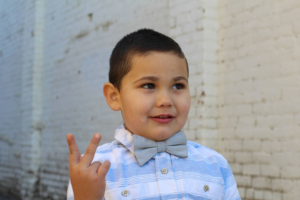 Εξωτερικό πορτρέτο του χαριτωμένο μικρό αγόρι ακούει παπιγιόν - Φωτογραφία, εικόνα