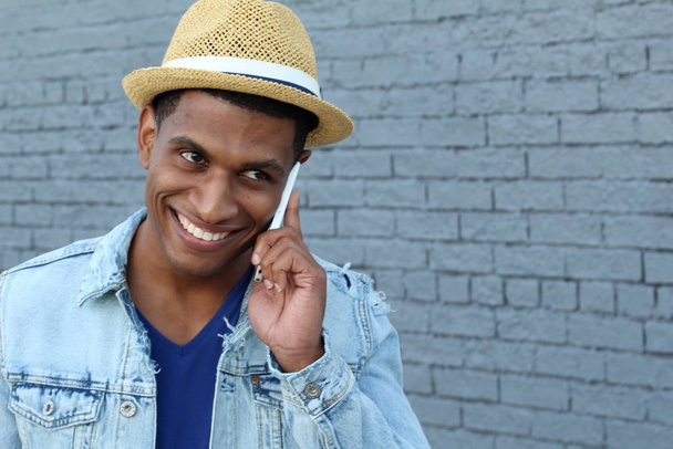 primer plano de guapo joven afroamericano en ropa casual hablando por teléfono en la calle
 - Foto, Imagen