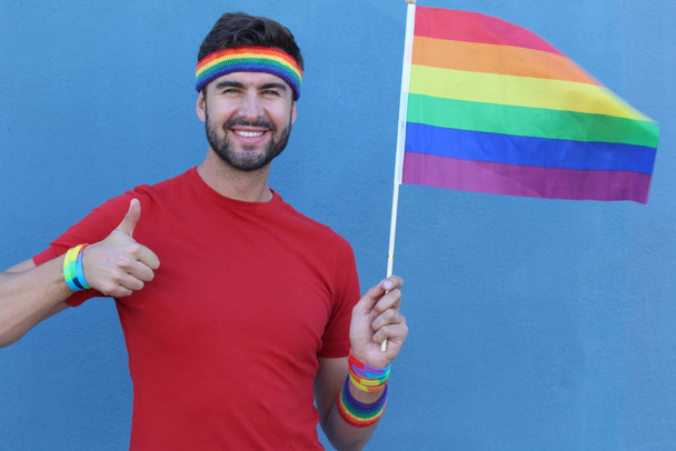 Bonito macho orgulhosamente segurando a bandeira LGBT
 - Foto, Imagem