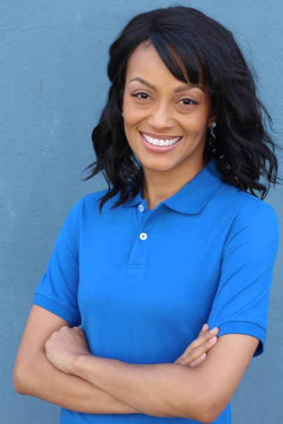 Gros plan portrait de beauté d'une jeune et séduisante femme noire afro-américaine à la peau parfaite, souriant doucement. Santé et beauté en plein air style de vie
 - Photo, image