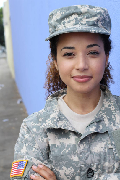Militair meisje op blauwe achtergrond met kopieerruimte - Foto, afbeelding