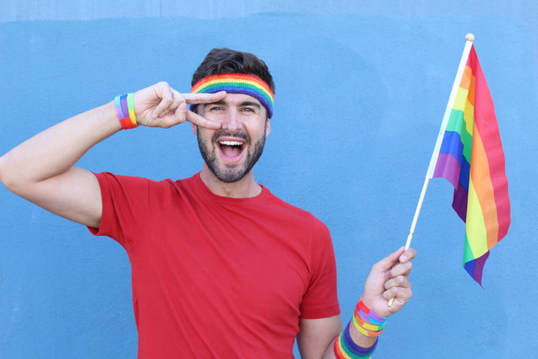 Красивий чоловік гордо тримає прапор ЛГБТ
 - Фото, зображення
