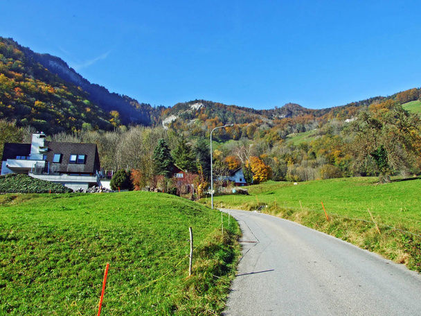 Un village de Ruthi SG (ou Ruethi SG) au pied d'une chaîne de montagnes d'Alpstein et dans la vallée du Rhin (Rheintal) - Canton de Saint-Gall, Suisse
 - Photo, image