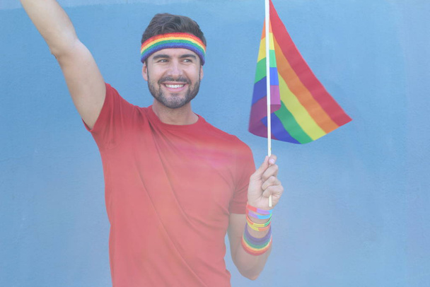 Bello maschio con orgoglio regge la bandiera LGBT
 - Foto, immagini