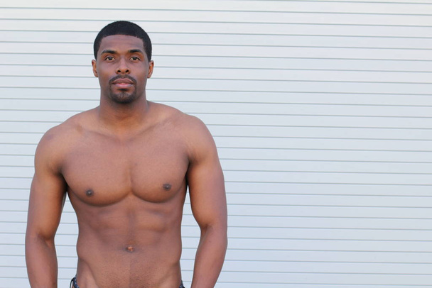 Ulkona muotokuva lihaksikas nuori alaston Afrikkalainen mies poseeraa rungot
  - Valokuva, kuva