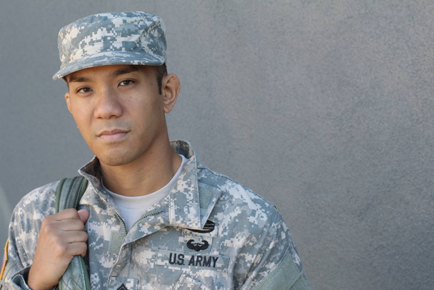 крупним планом портрет красивого молодого солдата змішаної раси на вулиці
 - Фото, зображення