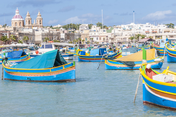 porcie marsaxlokk, wioska rybacka na Malcie. - Zdjęcie, obraz