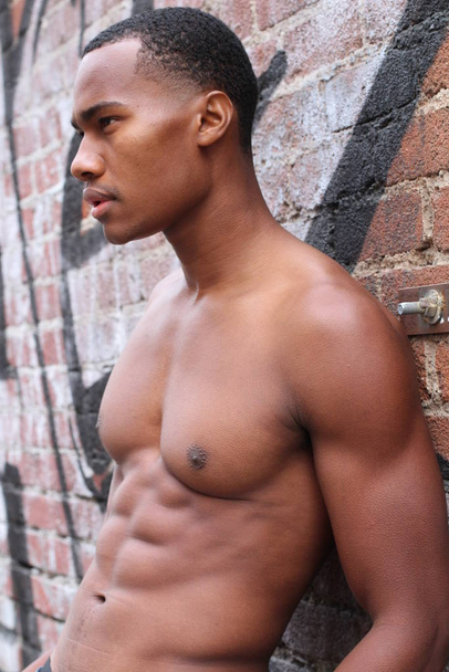 close-up portret van knappe shirtloze Afrikaanse Amerikaanse jongeman op straat - Foto, afbeelding