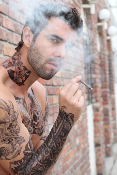 primer plano de joven guapo con tatuajes en ropa casual en la calle
 - Foto, Imagen