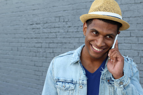 lähikuva komea nuori afrikkalainen amerikkalainen mies rento vaatteita puhuu puhelimitse kadulla
 - Valokuva, kuva