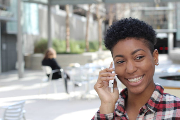Studentessa africana che usa il telefono nel campus
  - Foto, immagini