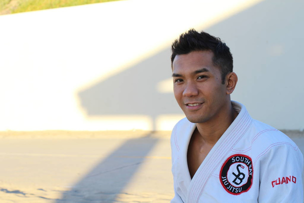 retrato de joven mestizo guapo en el jiu-jitsu Gi brasileño - Foto, imagen