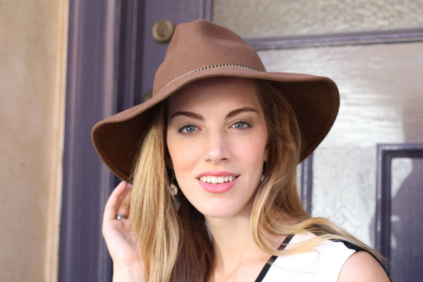 Retrato de retro hermosa rubia elegante mujer joven en sombrero
  - Foto, Imagen