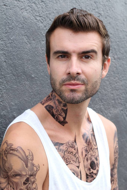 primo piano colpo di bel giovane uomo con tatuaggi in abiti casual sulla strada
 - Foto, immagini