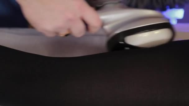 professionelle männliche Masseur macht eine Vakuum-Massage mit einem speziellen Gerät, um eine schöne Frau. - Filmmaterial, Video