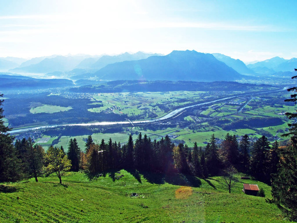 Вид на річку Рейн долину (Рейнтал) з гірського хребта Альпштайн - Кантон Санкт - Галлен (Сг), Швейцарія - Фото, зображення