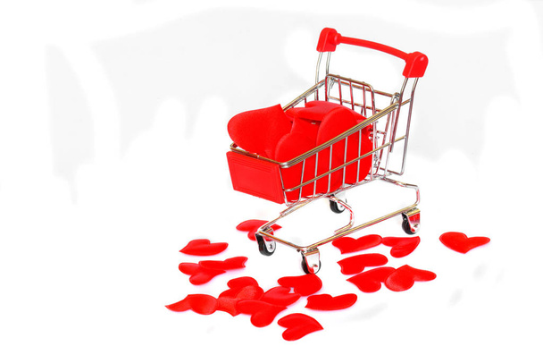 Egy bevásárlókocsi tele vörös szívekkel. Valen vásárlása - Fotó, kép