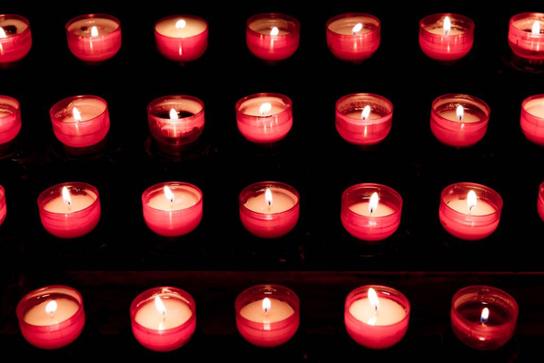 Csoport piros gyertyák a templomban a hit feltámadás ima - Fotó, kép