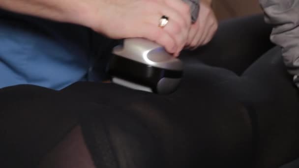 Profissional massagista masculino faz uma massagem a vácuo com um dispositivo especial para uma mulher bonita
. - Filmagem, Vídeo