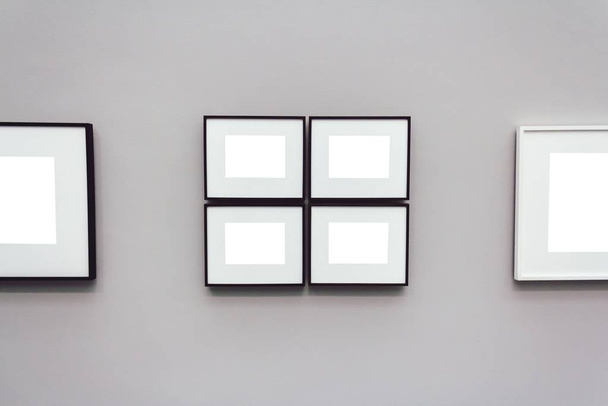 Square white surfaces attached to a wall in a room - 写真・画像