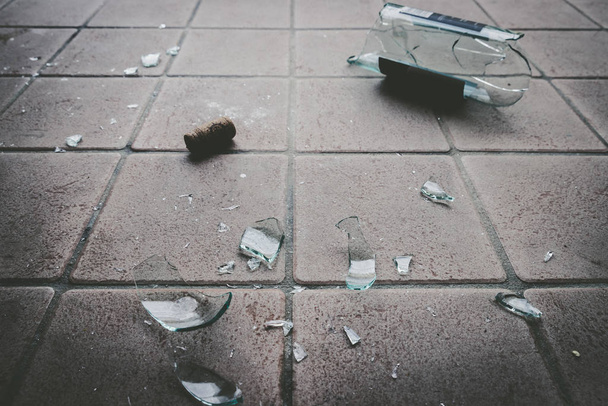 Piece of broken glass on the floor, wine bottle - Zdjęcie, obraz