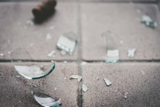 Piece of broken glass on the floor, wine bottle - Фото, зображення