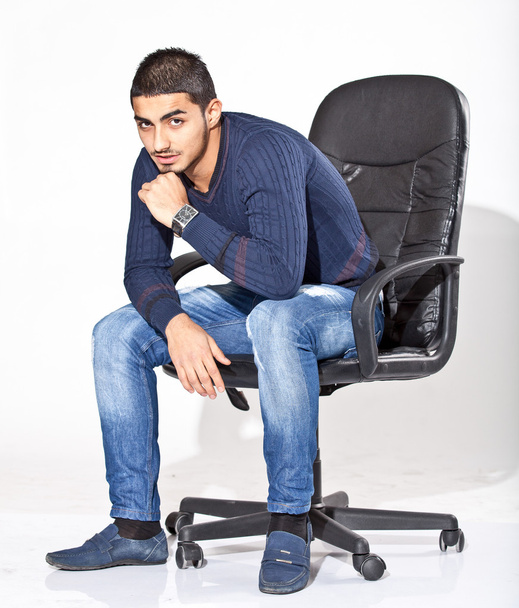 Uomo d'affari arabo seduto sulla sedia
 - Foto, immagini