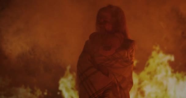Κορίτσι παγιδευμένο στη φωτιά κλαίγοντας - Πλάνα, βίντεο