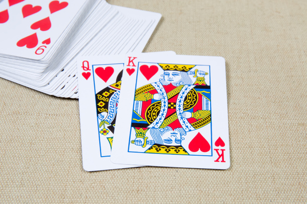König und Königin Herzen spielen Karten gegen die Kartenstapel - Foto, Bild