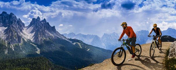 Cyclisme femme et homme à vélo dans les montagnes des Dolomites et
 - Photo, image