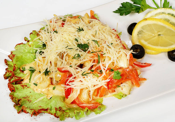 Теплий салат з кальмарів, болгарського перцю, грибів, цибулі в вершках і сирі
 - Фото, зображення
