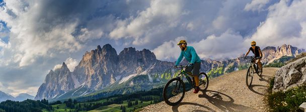 Cyclisme femme et homme à vélo dans les montagnes des Dolomites et
 - Photo, image