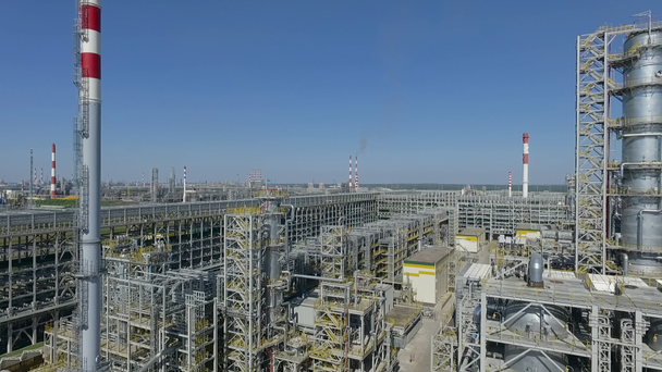 eine vertikale Inspektion einer Anlage einer Ölraffinerie - Filmmaterial, Video