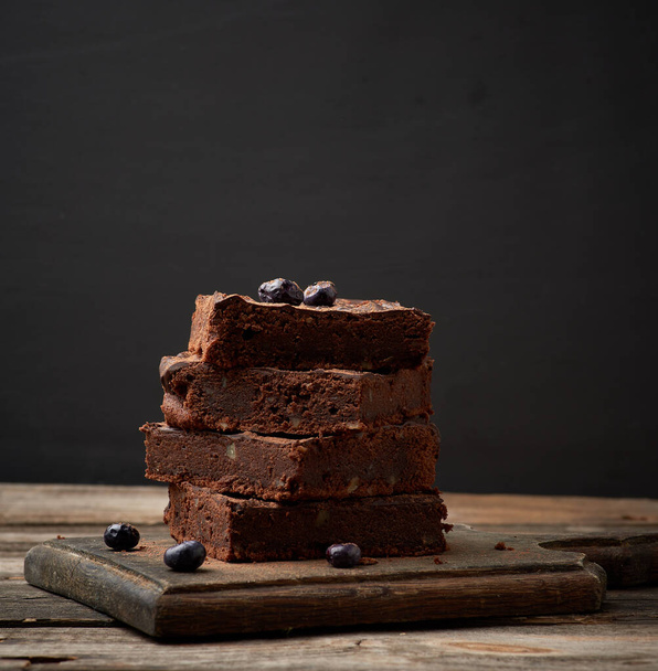 pile de tranches cuites au four carré de gâteau au chocolat brownie avec waln
 - Photo, image