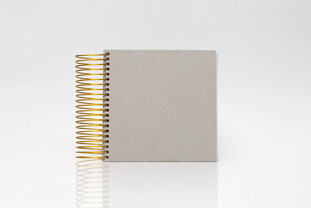 Cuaderno en espiral en blanco Mockup sobre fondo blanco. foto de alta resolución
. - Foto, Imagen