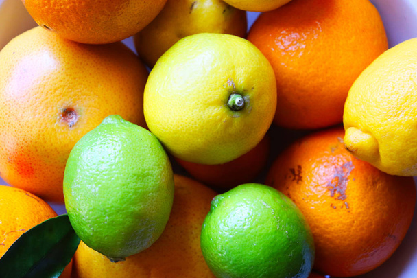 Fényképezés a különböző citrusfélék egy kerámia tál patern élelmiszer háttér - Fotó, kép