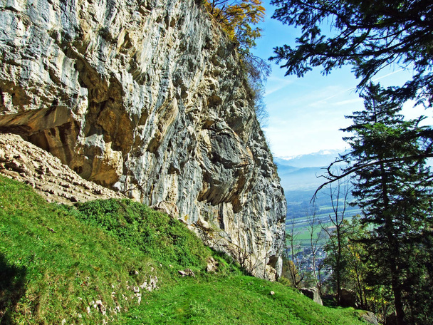 Камені і скелі гірського масиву Альпштейн і долина річки Рейн (Rheintal) - кантон Санкт-Галлен (Sg), Швейцарія. - Фото, зображення