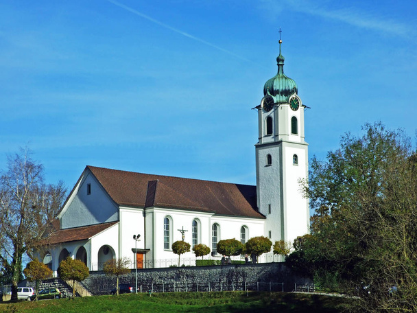 Aziz Valentine Katolik Kilisesi veya Katholische Kirche St. Valentinsberg Rthi Sg (Ruthi Sg veya Ruethi Sg) - İsviçre 'nin St. Gallen Kantonu, İsviçre - Fotoğraf, Görsel