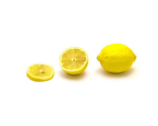 Estudio tomó un limón con cortes de rodajas frescas aisladas en blanco
 - Foto, imagen