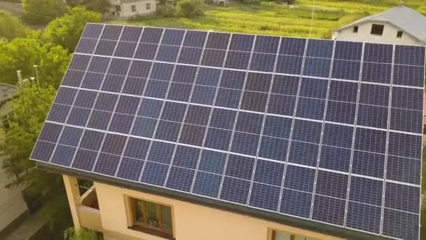Vue aérienne du nouveau chalet résidentiel moderne avec système de panneaux solaires photovoltaïques brillants bleus sur le toit. Concept de production d'énergie verte écologique renouvelable. - Séquence, vidéo