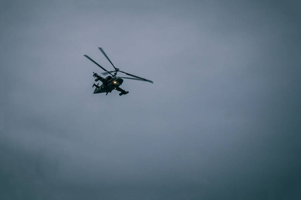 Helikopteres repülés a felhők között. - Fotó, kép
