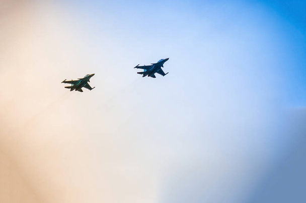 aviones militares en el cielo. - Foto, Imagen