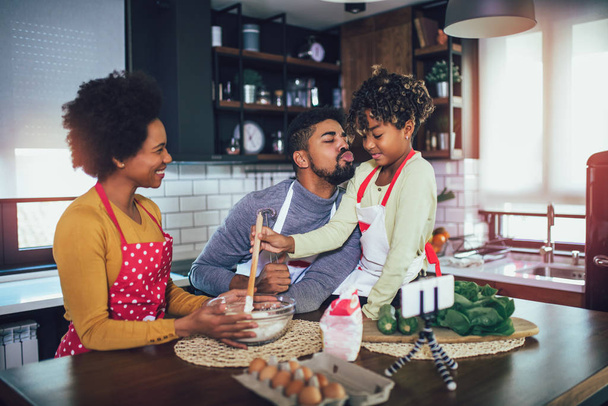 Šťastný černošky rodina tráví den v kuchyni. - Fotografie, Obrázek