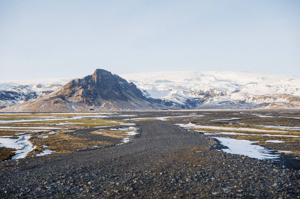 prachtig en geweldig vogelzicht op het IJslandse berglandschap  - Foto, afbeelding