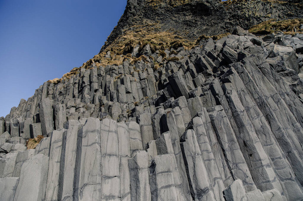 big gray stone cliff with sharp ledges on Iceland mountain - Foto, afbeelding