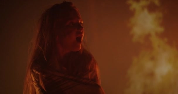 Girl trapped in fire crying - Πλάνα, βίντεο