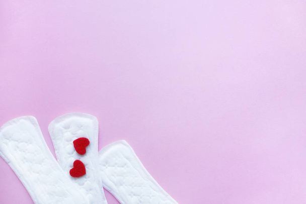 Sanitary pads on a pink background. An alternative choice of feminine hygiene products. Menstrual mothly cycle, means of protection. Top view, flat lay, copy space for text. - 写真・画像