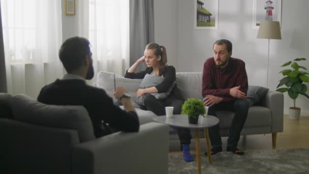 Young couple in the office of a family psychoanalyst. Psychologist advises - Felvétel, videó