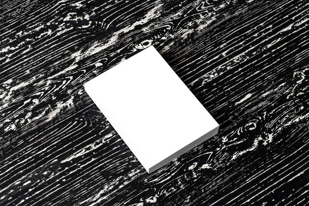Fehér könyv egy fekete fa asztalon. Absztrakt háttér desi - Fotó, kép