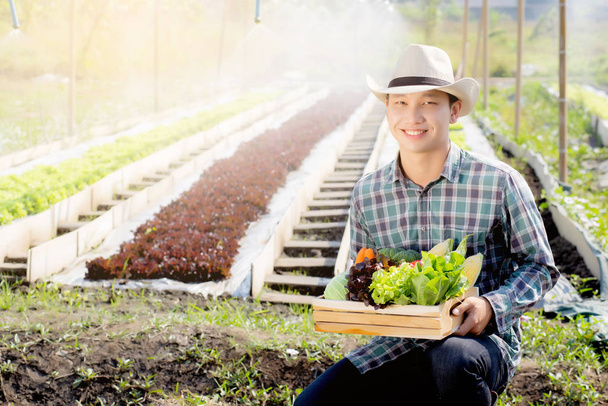Porträt junger asiatischer Mann lächelnd Ernte und Abholung frisch oder - Foto, Bild